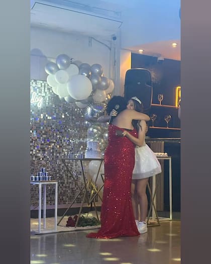Julieta y Nina compartiendo un abrazo en pleno festejo