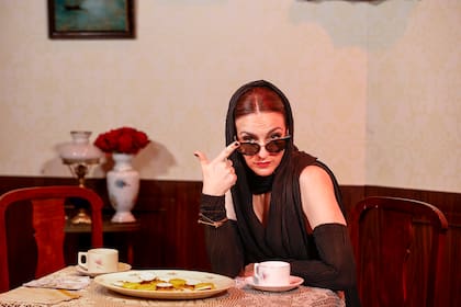 Julieta Zylberberg interpreta a Yiya Murano en su adultez, al momento de cometer sus crímenes. La serie también tiene a la gran Cristina Banegas, "la otra Yiya", que encarna a la envenenadora de Monserrat en sus últimos días en un geriátrico