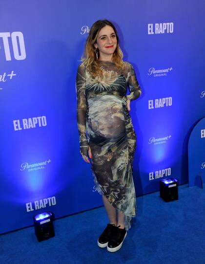 Julieta Zylberberg lució su pancita de embarazada con un diseño estampado irregular transparente y completó la propuesta con zapatillas negras