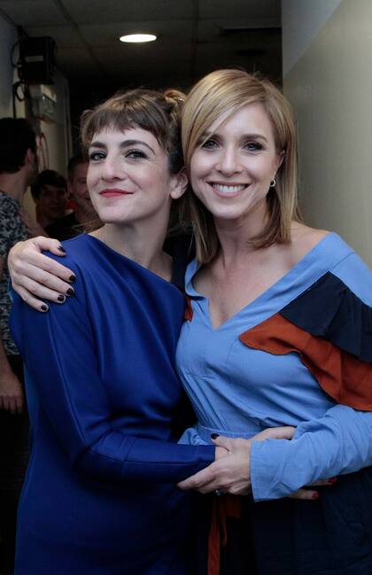 Julieta Zylberberg y Carla Peterson, las dos Betinas, abrazadas