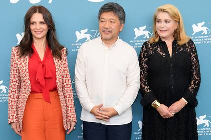 Juliette Binoche, el director Hirokazu Koreeda y Deneuve, en Venecia