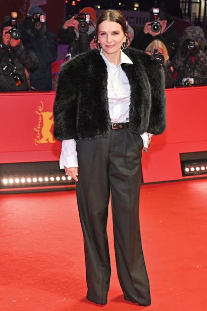 Juliette Binoche, en blanco y negro. ¿El detalle? La chaqueta corta de piel