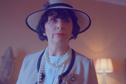 Juliette Binoche, en su último trabajo, la serie The New Look, en donde interpreta a Coco Chanel. Sin embargo, la mayor parte de su carrera, la actriz la desarrollo en la pantalla grande en donde se destacó su talento y su inquieta búsqueda por interpretar personajes de los más variados. Y además colaborar con grandes directores como Lèos Carax, Philip Kaufman, Peter Kosminsky, Krzysztof Kieslowski, Anthony Minghella y Michael Haneke, entre otros