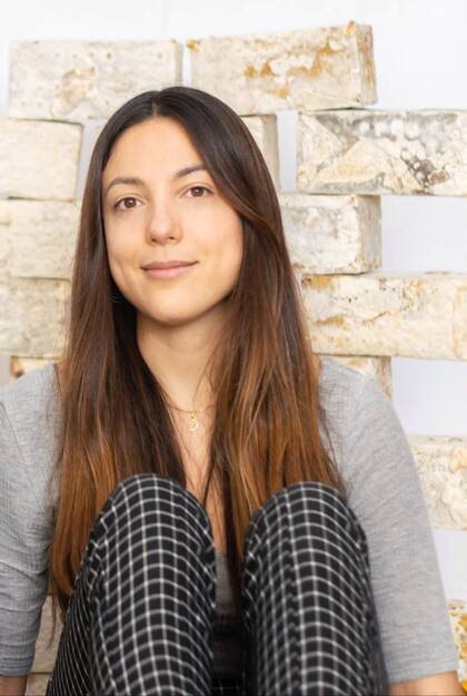 Julina Lareu con sus ladrillos