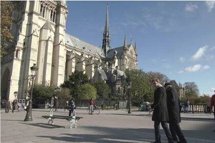 Julio Le Parc, junto a su hijo Yamil, de camino a Notre Dame