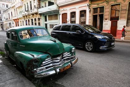Julio Álvarez, propietario de una empresa de transporte turístico, importó un SUV chino para modernizar su flota y adaptarse a los estándares ambientales actuales.