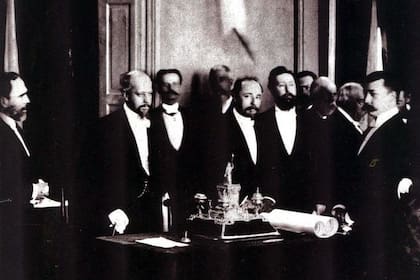 Julio Argentino Roca junto a Miguel Angel Juárez Celman, ambos en el centro de la fotografía