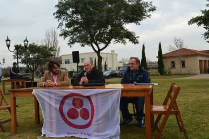 Julio Bernal en la entrega de un alcanfor en el Barrio Santa Barbara, en Tigre. Foto: Semillas de Paz Argentina.