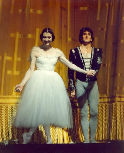 El saludo de la bailarina italiana Carla Fracci con Julio Bocca en el escenario del MET, después de su última función como Giselle en Nueva York