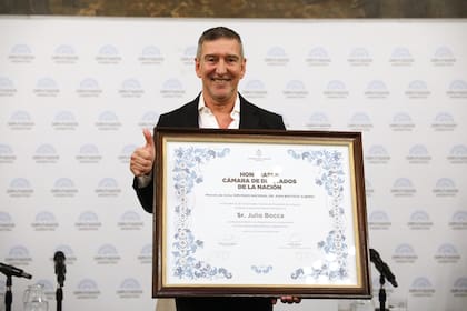 Julio Bocca con su Mención de Honor Diputado Nacional Dr. Juan Bautista Alberdi en el Salón de Pasos Perdidos de la Cámara de Diputados de la Nación