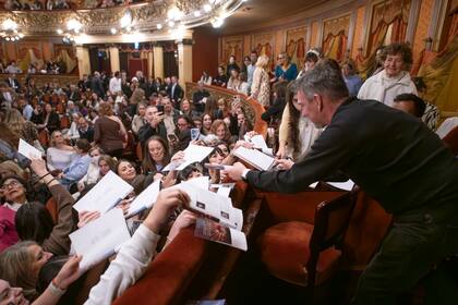 Julio Bocca, el director del Ballet Estable, requerido por un público asistente a la función de ayer