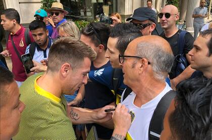 Julio Buffarini firma autógrafos frente al hotel donde se aloja Boca