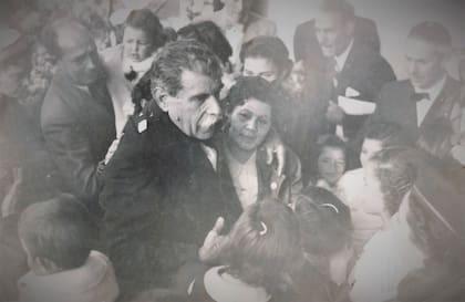 Julio Cecilio Perrando junto a la multitud que lo despidió del Hospital Regional en el acto de entrega del cargo. Fotografía tomada en 1938.