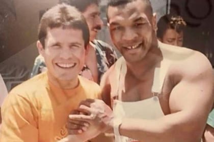 Julio César Chávez compró dos autos de lujo de Mike Tyson durante su tiempo en prisión, como gesto de apoyo en su difícil situación financiera