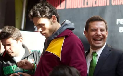 Julio César en el centro, junto con su padre Julio César Chávez (der) en la pelea contra Peter Manfredo, Jr. en 2011 en Houston