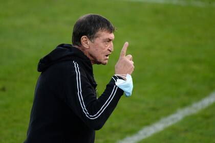 Julio César Falcioni se emocionó antes del partido; recientemente quedó viudo y recibió muchos saludos del ambiente del fútbol.