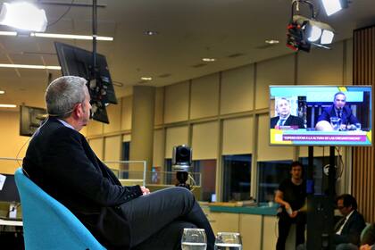 Julio Cobos mira la TV en el estudio de LA NACION durante la presentación de Pichetto en el Senado