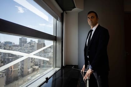 Julio Cordero, en el piso 13 de la Secretaría de Trabajo; el abogado trabajó 35 años para el Grupo Techint antes de asumir en la gestión de Milei