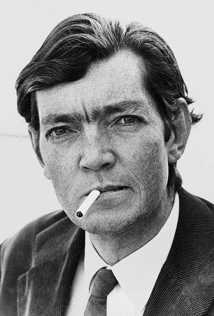 El célebre retrato de Julio Cortázar, hecho por Sara Facio en 1967, forma parte de la muestra en el Espacio de Arte de la Fundación OSDE