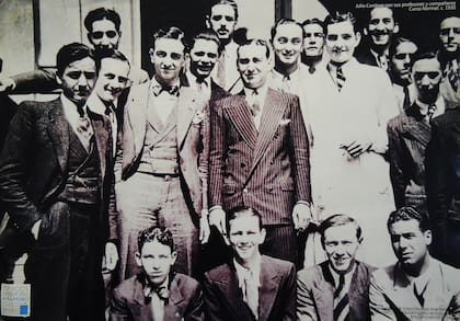 Julio Cortázar (el alto de traje blanco), con compañeros y profesores del Normal. circa 1930.