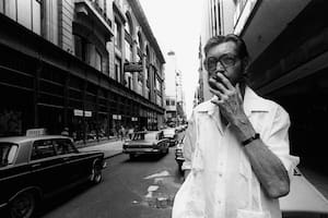 Las últimas fotos de Julio Cortázar en Buenos Aires, dos meses antes de su muerte