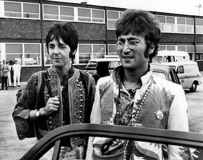 Julio de 1967. Paul McCartney y John Lennon regresan a Heathrow después de unas vacaciones en Grecia. 