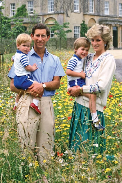 Julio de 1986. Los entonces príncipes de Gales, Carlos y Diana, posan con sus hijos William y Harry en brazos, en Highgrove.