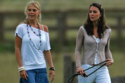 Julio de 2006. Chelsy y Kate Middleton siempre se llevaron muy bien. Aquí las vemos durante un partido de polo a beneficio en el que jugaban los príncipes William y Harry.