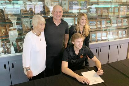 Julio de 2020: Jared Agassi, hijo de Andre Agassi y Steffi Graf, firmando el contrato con un equipo de béisbol universitario, USC Trojans.