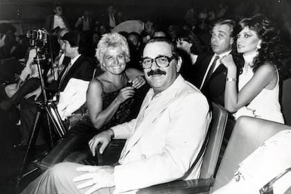 Julio de Grazia junto a su mujer, María Estela Lorca; en las butacas de atrás están Sergio Velasco Ferrero y Adriana Salgueiro