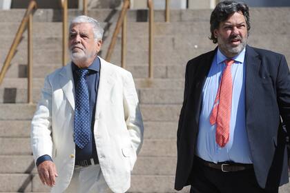 Julio de Vido al salir de los tribunales de Comodoro Py junto a su abogado, Maximiliano Rusconi
