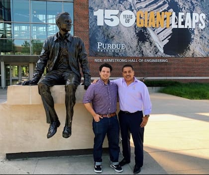 Julio, el hijo mayor de José Hernández, cursó el doctorado en ingeniería aeroespacial en la Universidad de Purdue