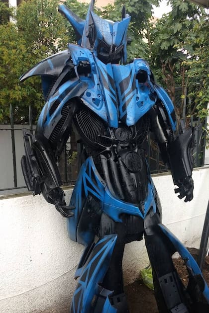 Julio, el Transformer azul, en una imagen antes de ser empotrado en el jardin de Federico Nieto