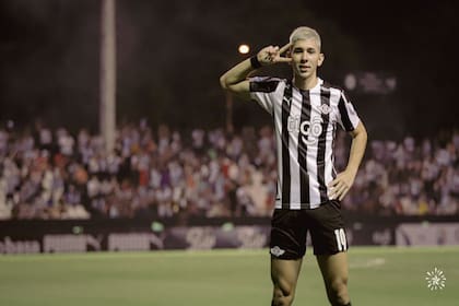 Julio Enciso con la camiseta de Libertad