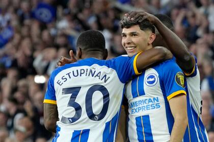 Julio Enciso, sonriente y Estupiñan: el factor sudamericano