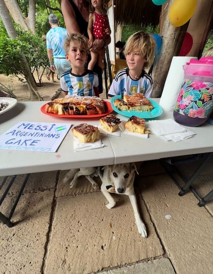 Julio es el primero en recibir a los demás rescatados de la familia de Tapia y los integra a la manada
