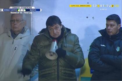 Julio Falcioni, en los tiempos en los que debía hablar con megáfono durante los partidos