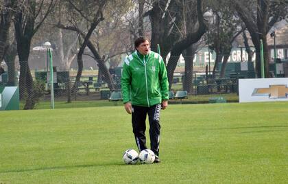 Julio Falcioni, en su tercera etapa en el Taladro