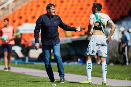 Julio Falcioni, persona de riesgo tras recuperarse de un cáncer, dejará de ser el director técnico de Banfield y en diciembre pasará a ser el manager