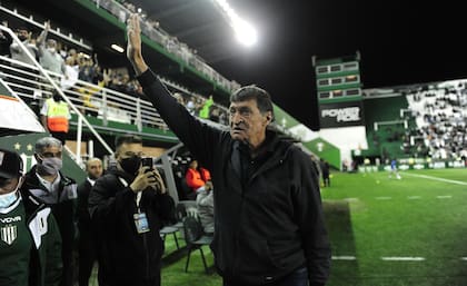 Julio Falcioni saluda a los hinchas de Banfield, que lo llaman "Emperador" durante un partido en el estadio Florencio Sola