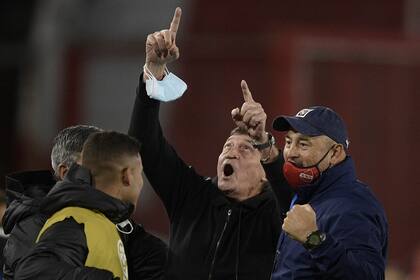 Julio Falcioni señala al cielo luego del partido de Copa Sudamericana 2021 que disputaron Independiente y Bahía.