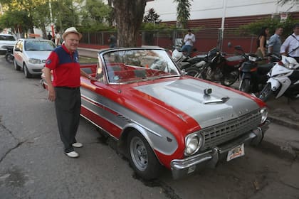 Julio García, 86 años, llegó a votar a una escuela de Chaco con un Falcon Futura rojo, descapotable, modelo 1965