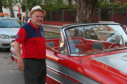 Julio García, 86 años, llegó a votar a una escuela de Chaco con un Falcon Futura rojo, descapotable, modelo 1965