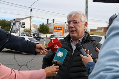 Julio Gutiérrez, actual ministro de Trabajo, durante el allanamiento a una propiedad de la exfuncionaria kirchnerista.