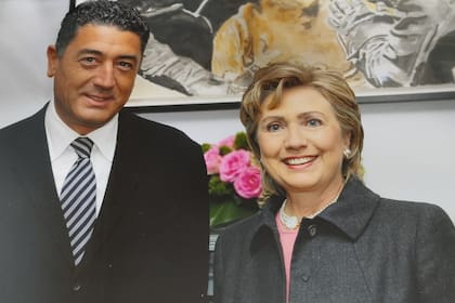 Julio Gutiérrez en un encuentro con Hillary Clinton