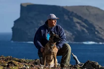 Julio Hernndez Montoya en la Isla Guadalupe. El cientfico recibi el premio Buffet de National Geographic por liderazgo en conservacin.