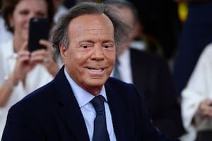 Julio Iglesias demanda a la vicepresidenta española Yolanda Díaz por tacharlo de “abusador sexual”