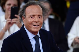 Julio Iglesias demanda a la vicepresidenta española Yolanda Díaz por tacharlo de “abusador sexual”