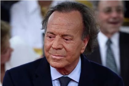 Julio Iglesias compartió capturas de pantalla de conversaciones mantenidas entre 2021 y 2023 con las exempleadas que lo denunciaron por abuso sexual