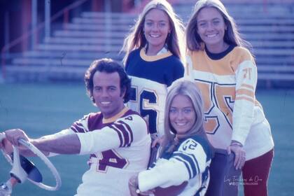 Julio Iglesias con Las Trillizas de Oro, mencionadas en el libro de Ignacio Peyró